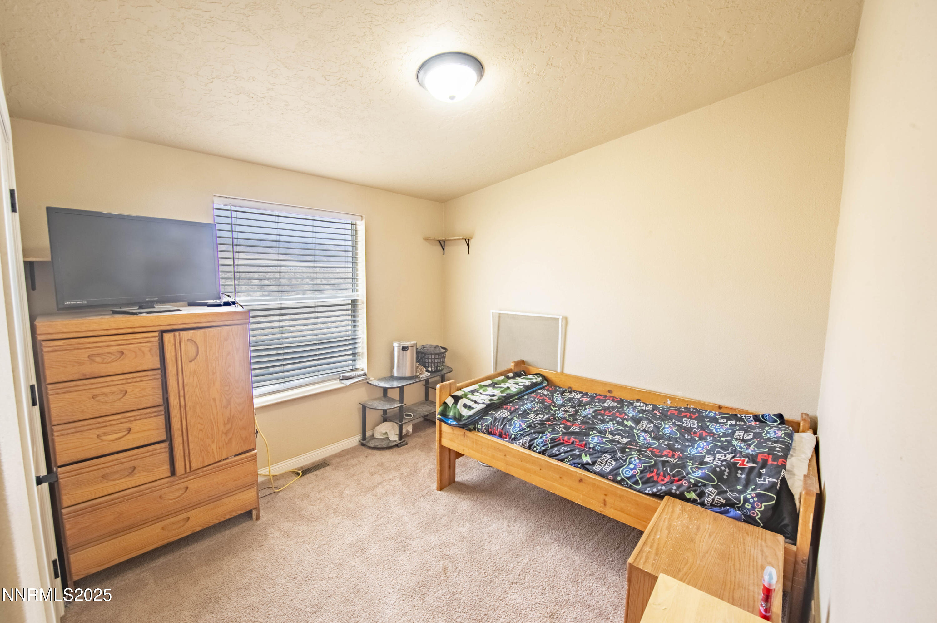 3139 Muddy Road Winnemucca, NV 89445 - Photo 17 of 46 a bedroom with furniture and a window