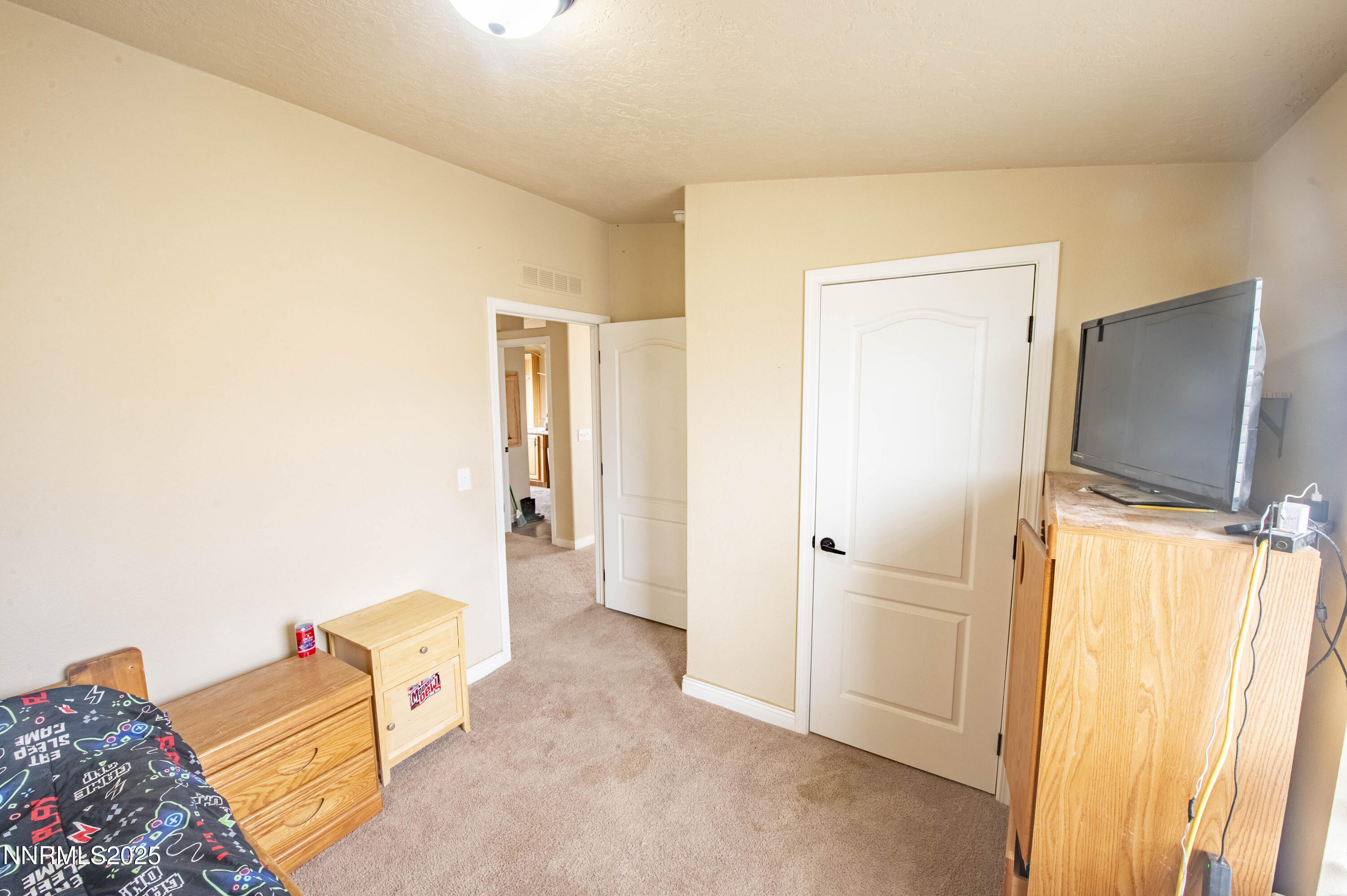 3139 Muddy Road Winnemucca, NV 89445 - Photo 18 of 46 a living room with furniture and a flat screen tv