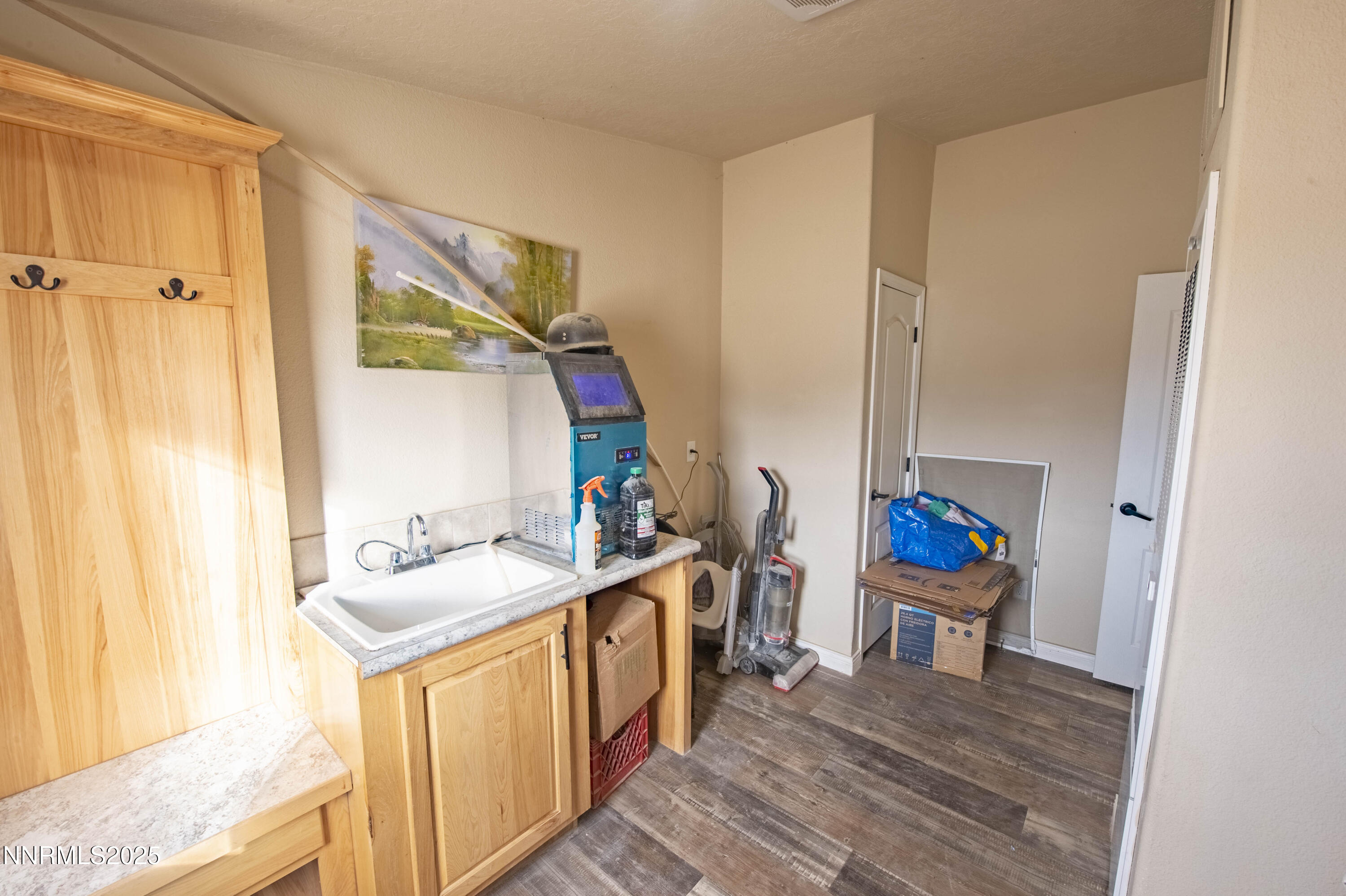 3139 Muddy Road Winnemucca, NV 89445 - Photo 25 of 46 a bathroom with a sink mirror and a bathtub