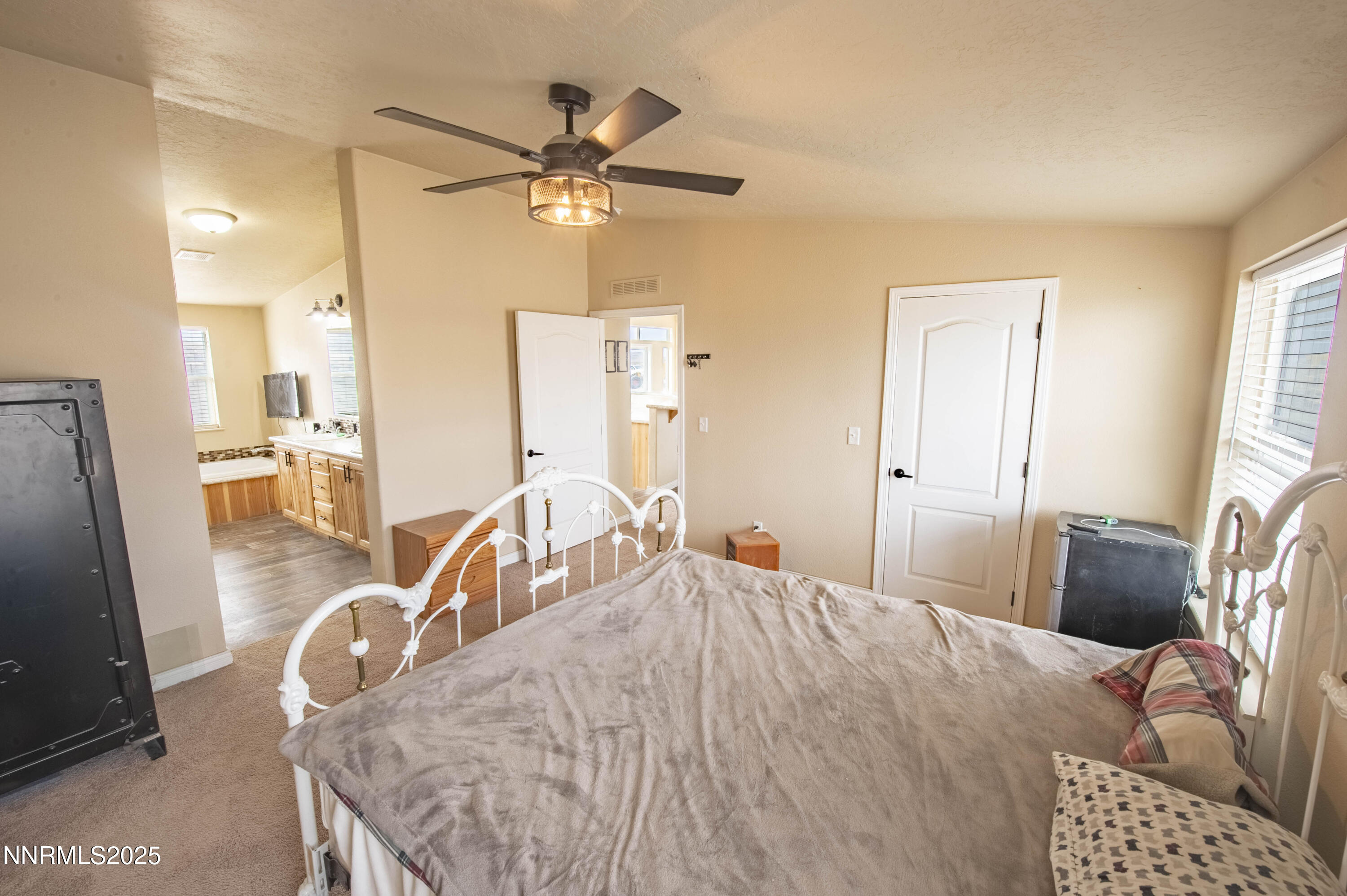 3139 Muddy Road Winnemucca, NV 89445 - Photo 29 of 46 a bedroom with a bed a couch and dresser