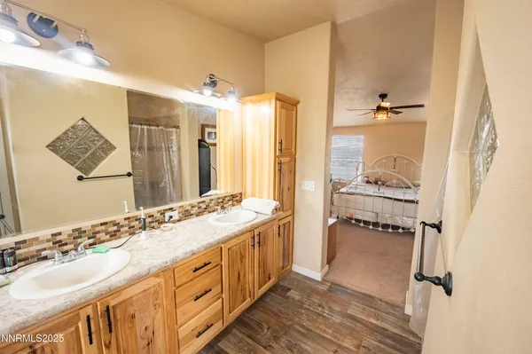 a view of a house with backyard