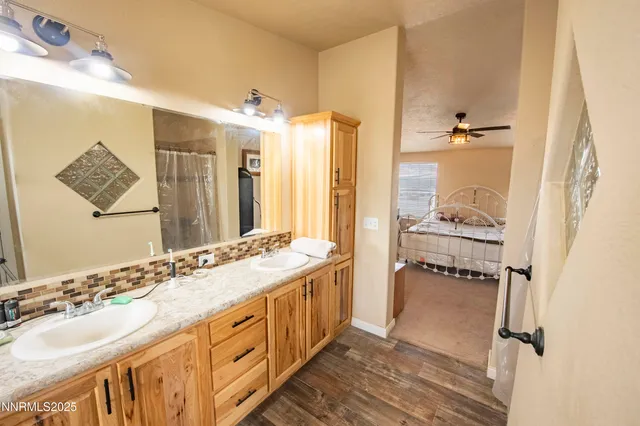 a view of a house with backyard