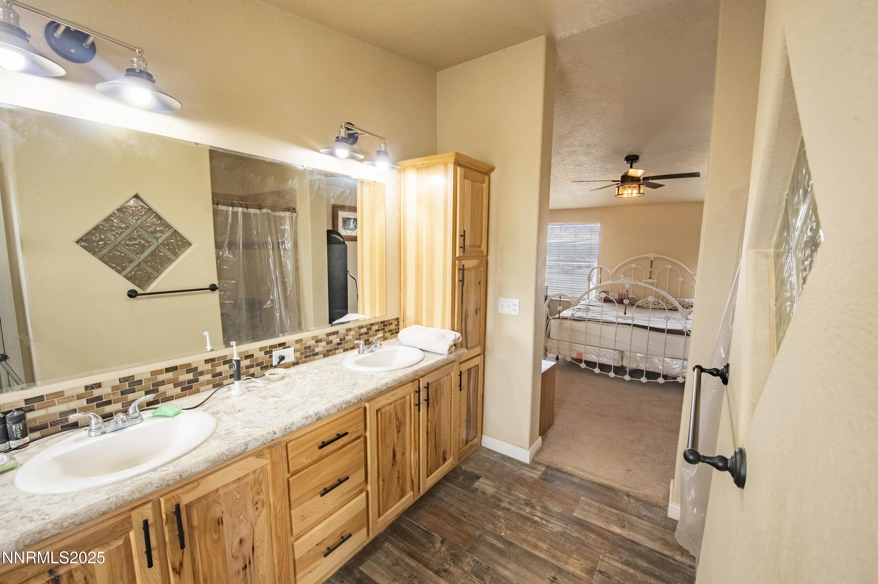 3139 Muddy Road Winnemucca, NV 89445 - Photo 34 of 46 a bathroom with a granite countertop sink a mirror and a bathtub
