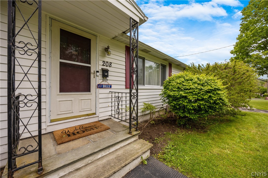 208 Harding Place Syracuse, NY 13205 - Photo 3 of 30