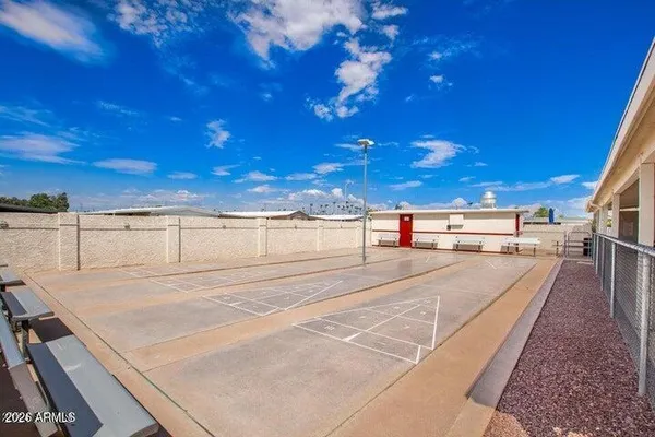 a view of a back yard