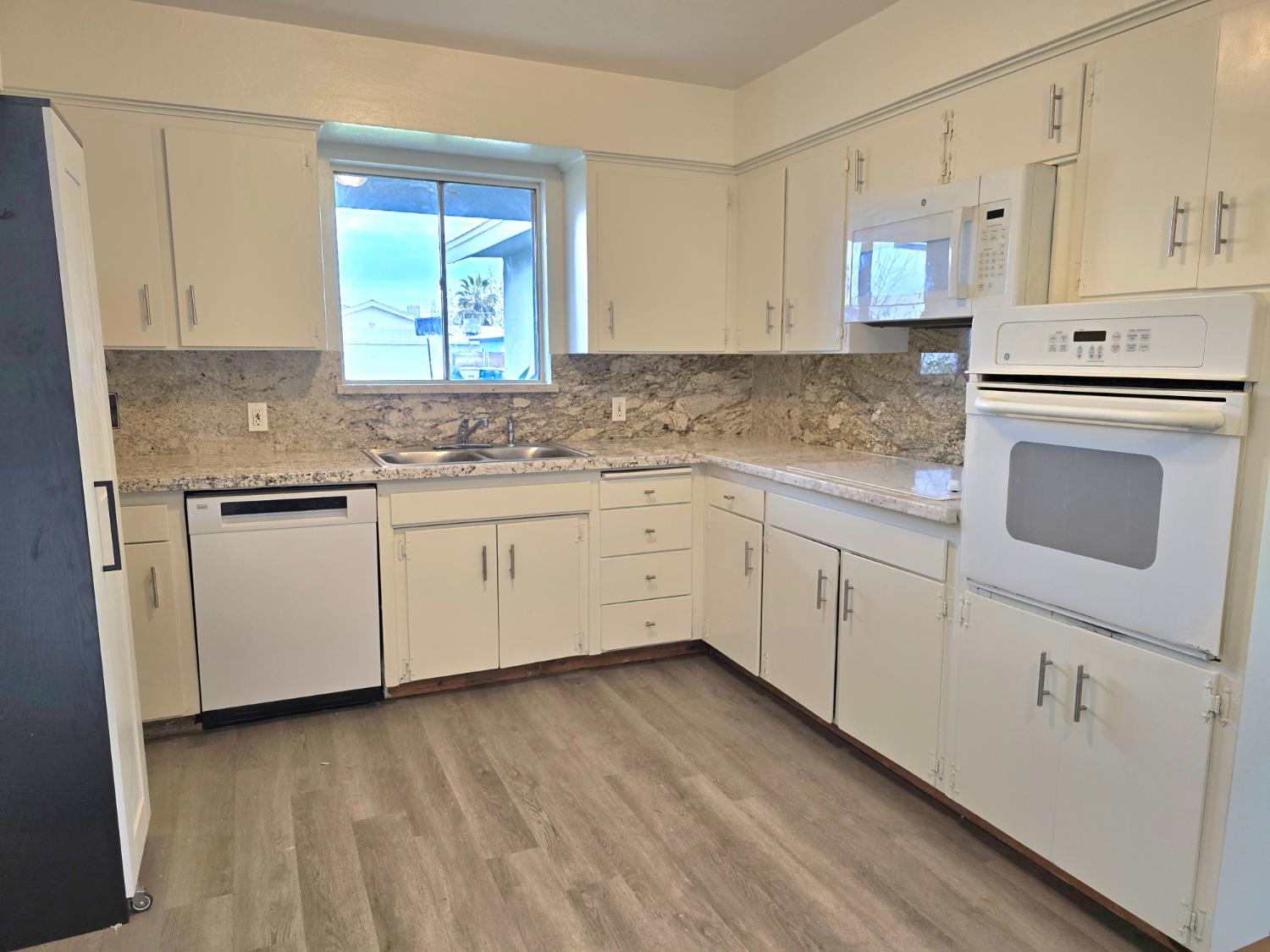 424 West Rialto Avenue Clovis, CA 93612 - Photo 6 of 20 Kitchen 2 of 3 photos