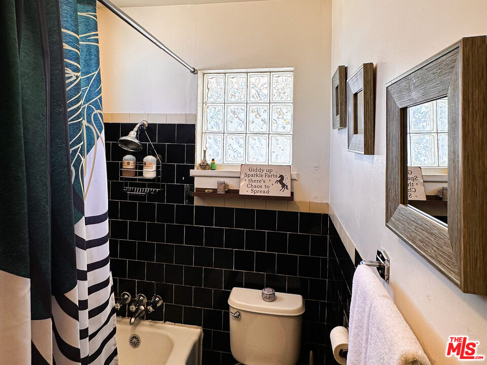 61855 Valley View Circle Joshua Tree, CA 92252 - Photo 35 of 59 a bathroom with a toilet a sink and a shower