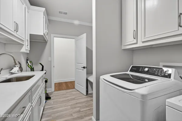 an empty room with closet and ceiling fan