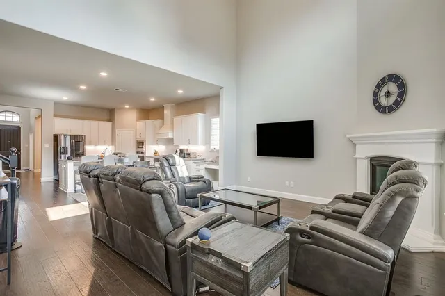 $624,000 | 2733 Stadium View Drive, Fort Worth, TX 76118