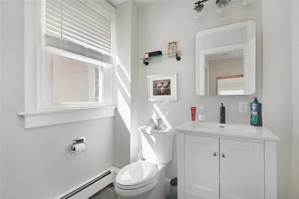 $2,500 | 109 Church Street, Unit 3, Newport, RI 02840