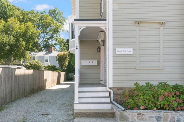 $2,500 | 109 Church Street, Unit 3, Newport, RI 02840