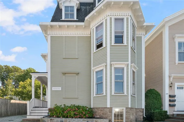 $2,500 | 109 Church Street, Unit 3, Newport, RI 02840