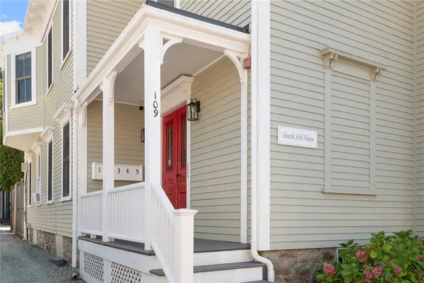 $2,500 | 109 Church Street, Unit 3, Newport, RI 02840