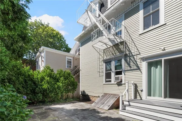 $2,500 | 109 Church Street, Unit 3, Newport, RI 02840