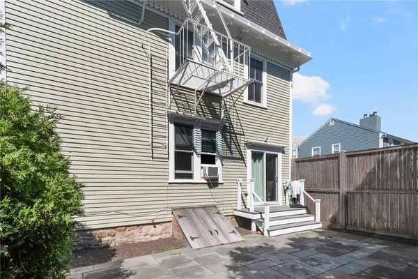 $2,500 | 109 Church Street, Unit 3, Newport, RI 02840