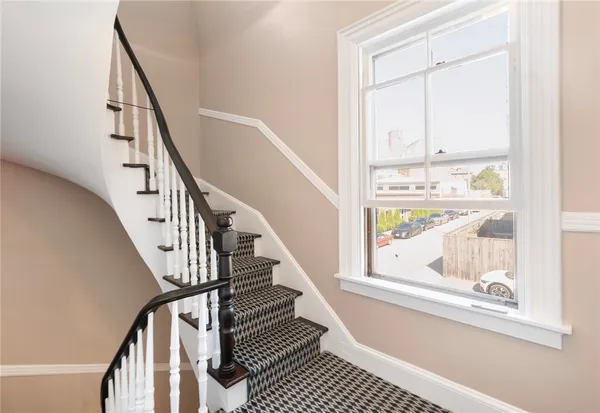 $2,500 | 109 Church Street, Unit 3, Newport, RI 02840
