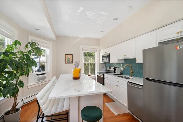 $2,500 | 109 Church Street, Unit 3, Newport, RI 02840