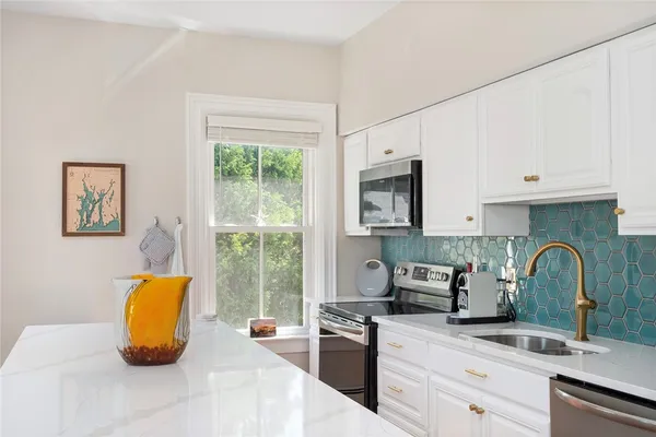 $2,500 | 109 Church Street, Unit 3, Newport, RI 02840