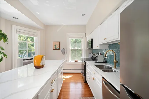 $2,500 | 109 Church Street, Unit 3, Newport, RI 02840