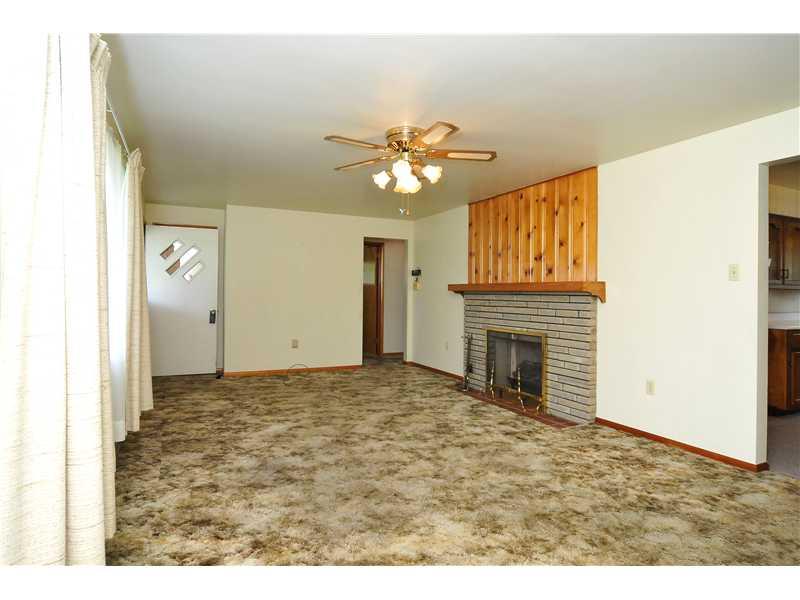 1543 Pine Run Road Rochester, PA 15074 - Photo 4 of 19 Living Room.