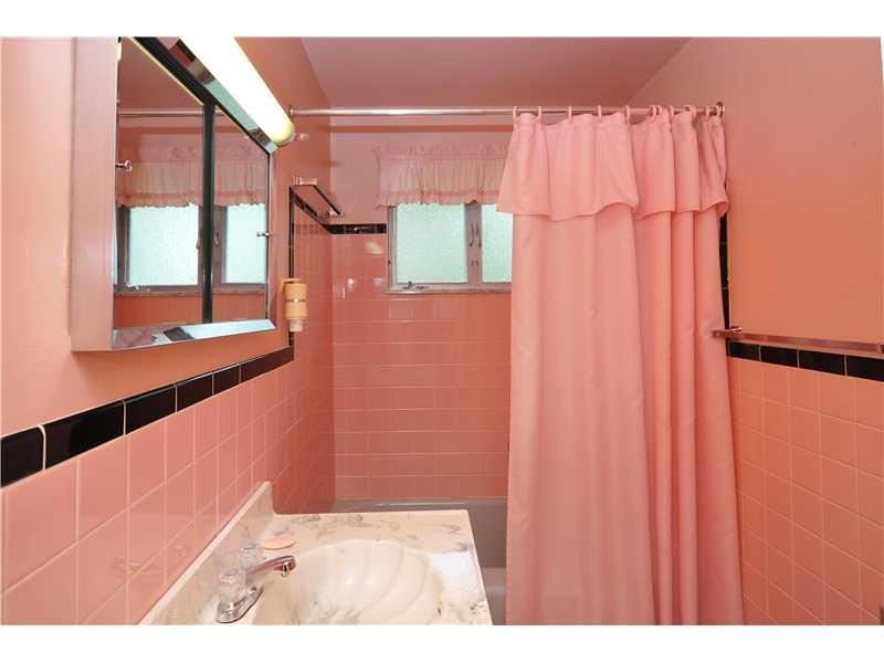 1543 Pine Run Road Rochester, PA 15074 - Photo 10 of 19 Full Bath. First Floor Bath