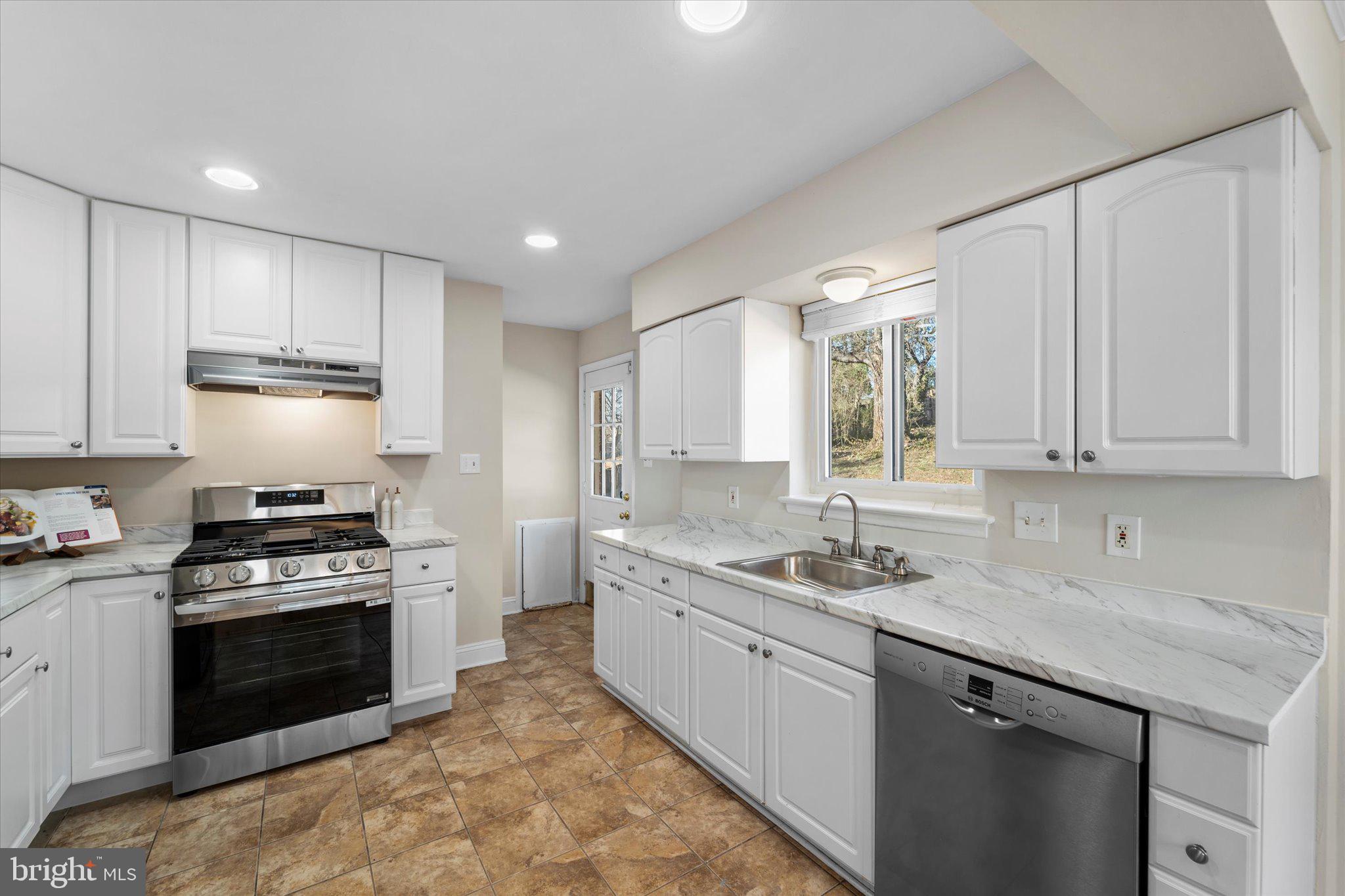 7415 Gary Street Springfield, VA 22150 - Photo 8 of 35 Gallery Image 8
