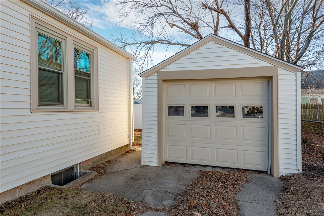 111 Edgemere Road Pawtucket, RI 02861 - Photo 3 of 22 Gallery Image 3