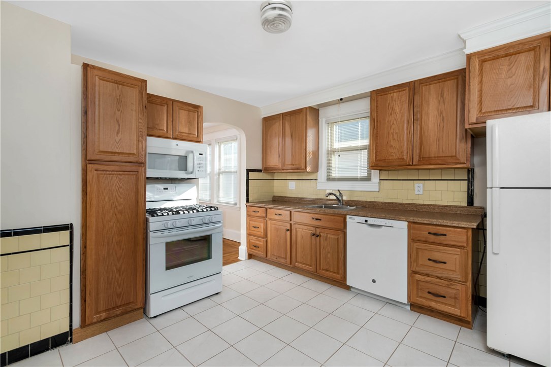 111 Edgemere Road Pawtucket, RI 02861 - Photo 6 of 22 Gallery Image 6
