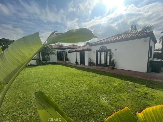 a view of a house with a backyard