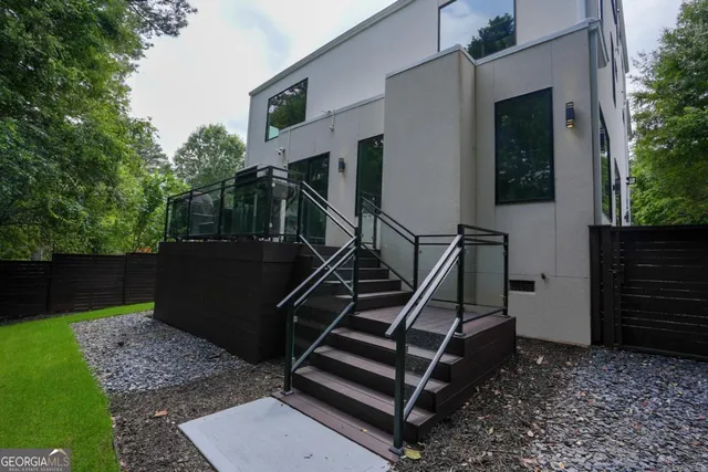 a view of entryway with a front door