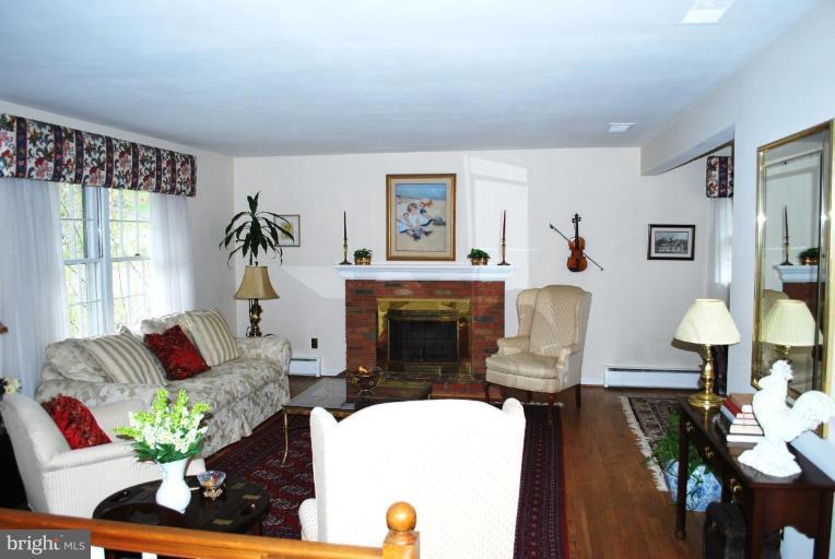 6721 Bulkley Road Lorton, VA 22079 - Photo 2 of 14 Large living room!!!