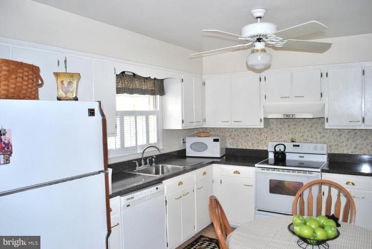 6721 Bulkley Road Lorton, VA 22079 - Photo 4 of 14 Eat in kitchen