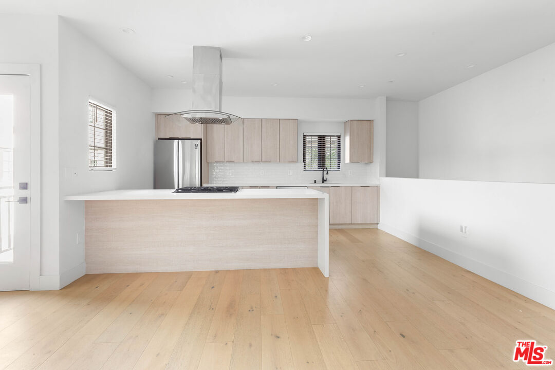 736 Parkman Avenue Los Angeles, CA 90026 - Photo 11 of 34 a view of kitchen with wooden floor and electronic appliances