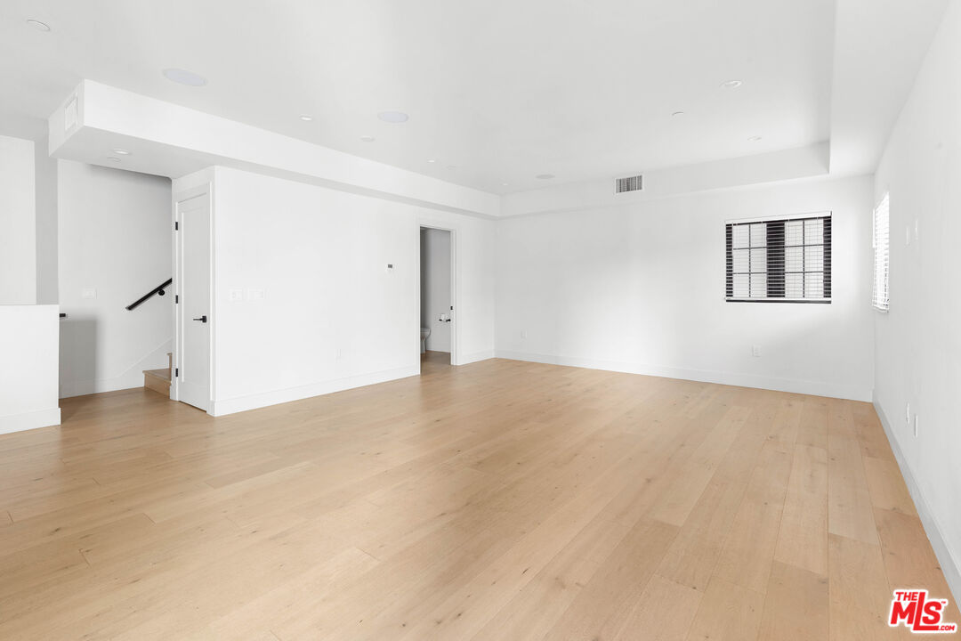 736 Parkman Avenue Los Angeles, CA 90026 - Photo 12 of 34 an empty room with windows and closet