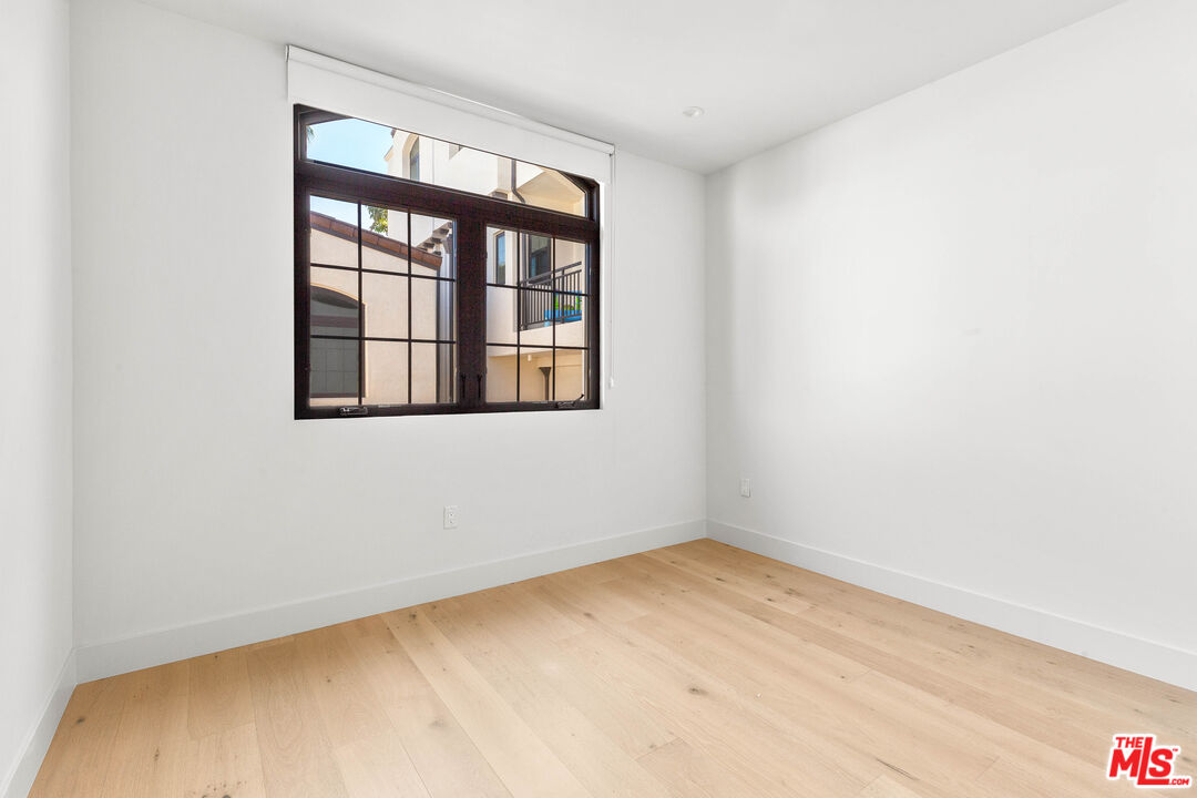 736 Parkman Avenue Los Angeles, CA 90026 - Photo 20 of 34 a view of empty room with windows