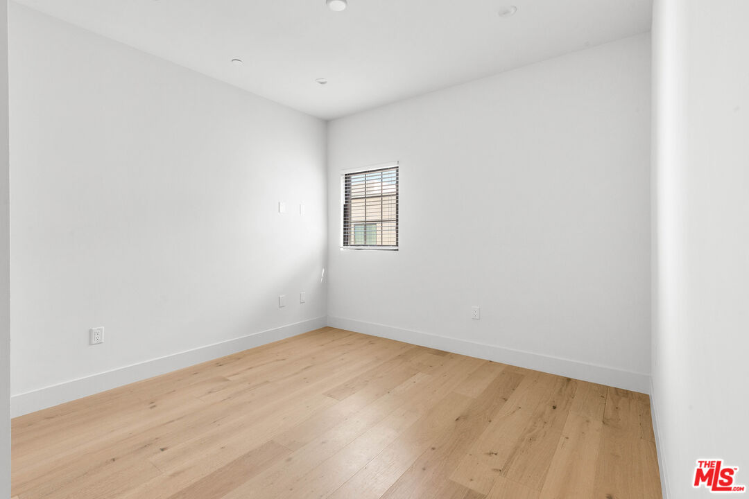 736 Parkman Avenue Los Angeles, CA 90026 - Photo 22 of 34 an empty room with a window