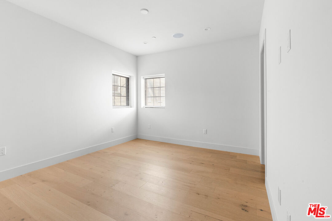 736 Parkman Avenue Los Angeles, CA 90026 - Photo 25 of 34 an empty room with a window