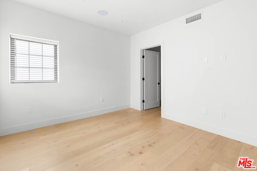 736 Parkman Avenue Los Angeles, CA 90026 - Photo 28 of 34 an empty room with a window
