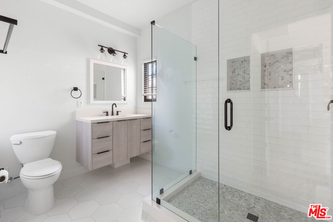 736 Parkman Avenue Los Angeles, CA 90026 - Photo 29 of 34 a bathroom with a toilet sink and shower