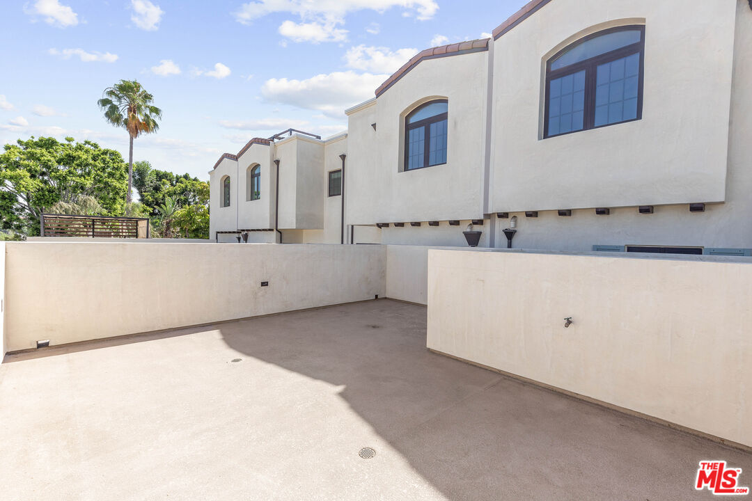 736 Parkman Avenue Los Angeles, CA 90026 - Photo 31 of 34 a bathroom with a sink and mirror