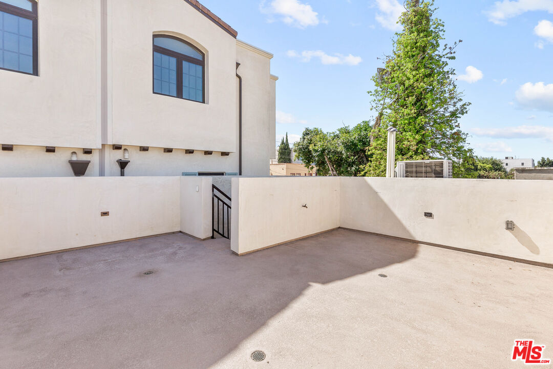 736 Parkman Avenue Los Angeles, CA 90026 - Photo 32 of 34 a view of a room