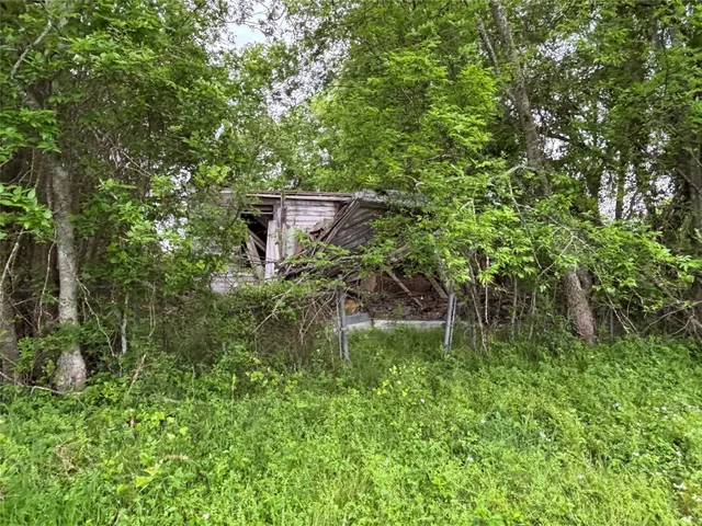a view of a backyard of the house