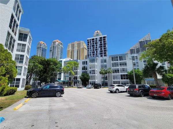 $2,400 | 17620 Atlantic Boulevard, Unit 311, Sunny Isles Beach, FL 33160
