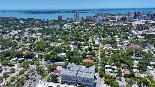 $900,000 | 512 Laurel Park Drive, Sarasota, FL 34236