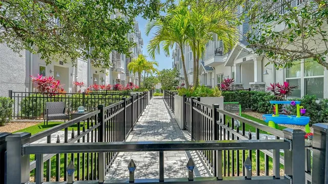 $900,000 | 512 Laurel Park Drive, Sarasota, FL 34236