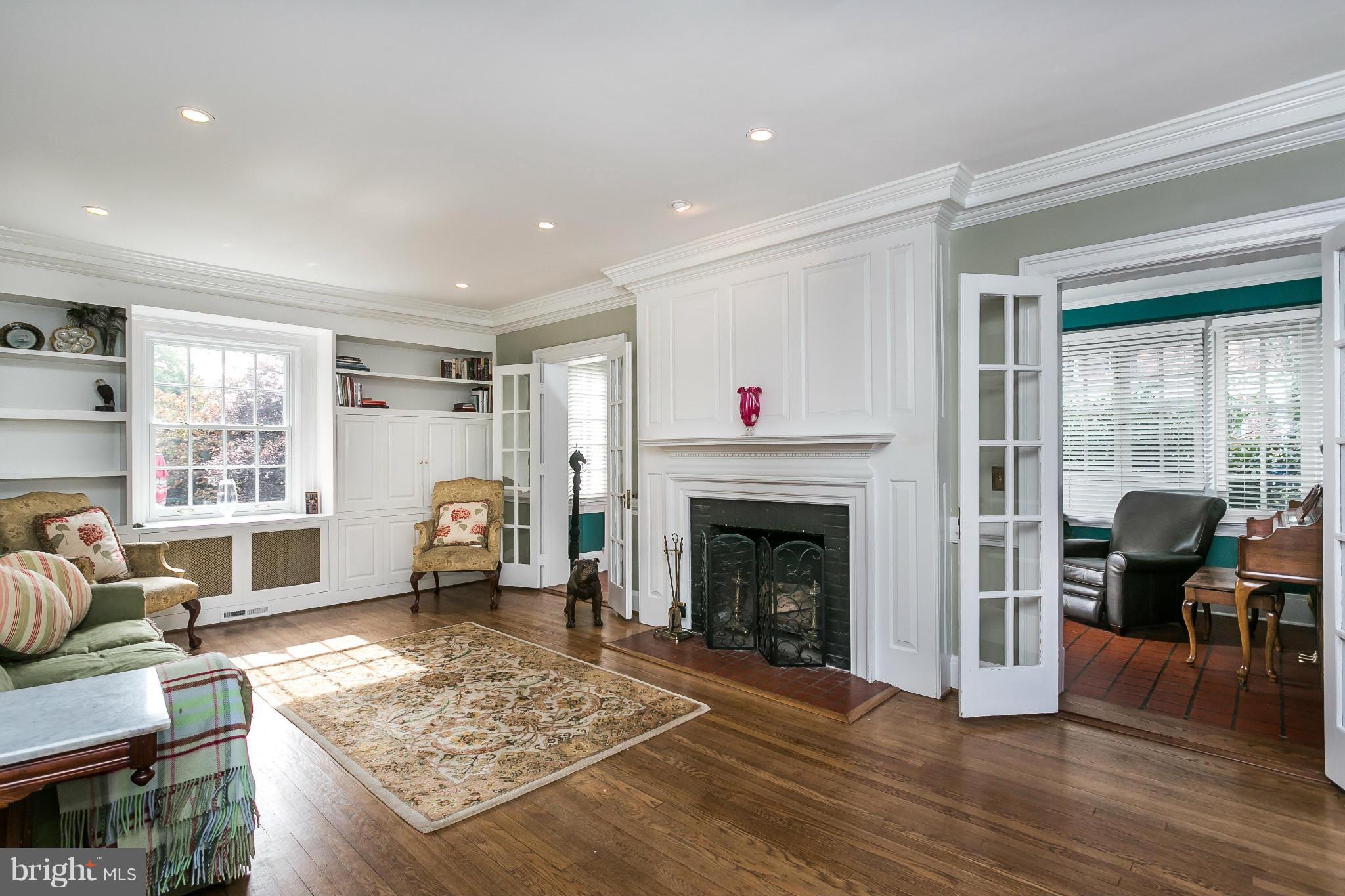5 East Highfield Road Baltimore, MD 21218 - Photo 5 of 30 Living Room