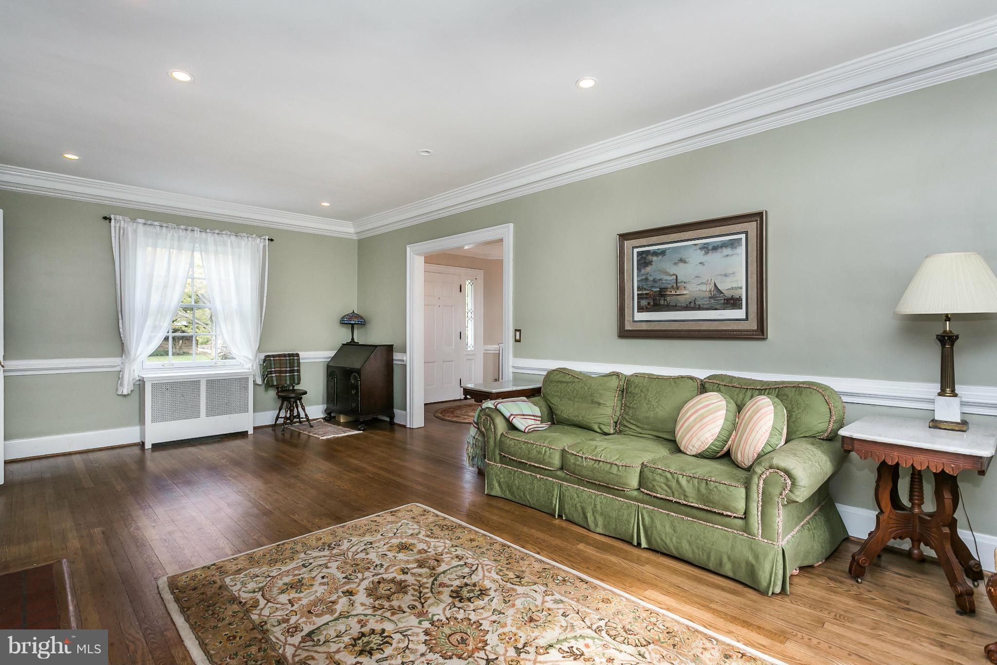 5 East Highfield Road Baltimore, MD 21218 - Photo 6 of 30 Living Room