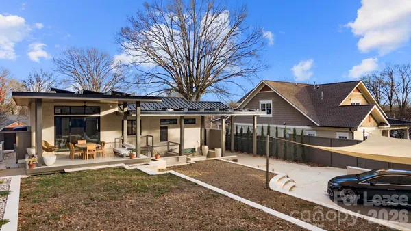 a view of a house with backyard