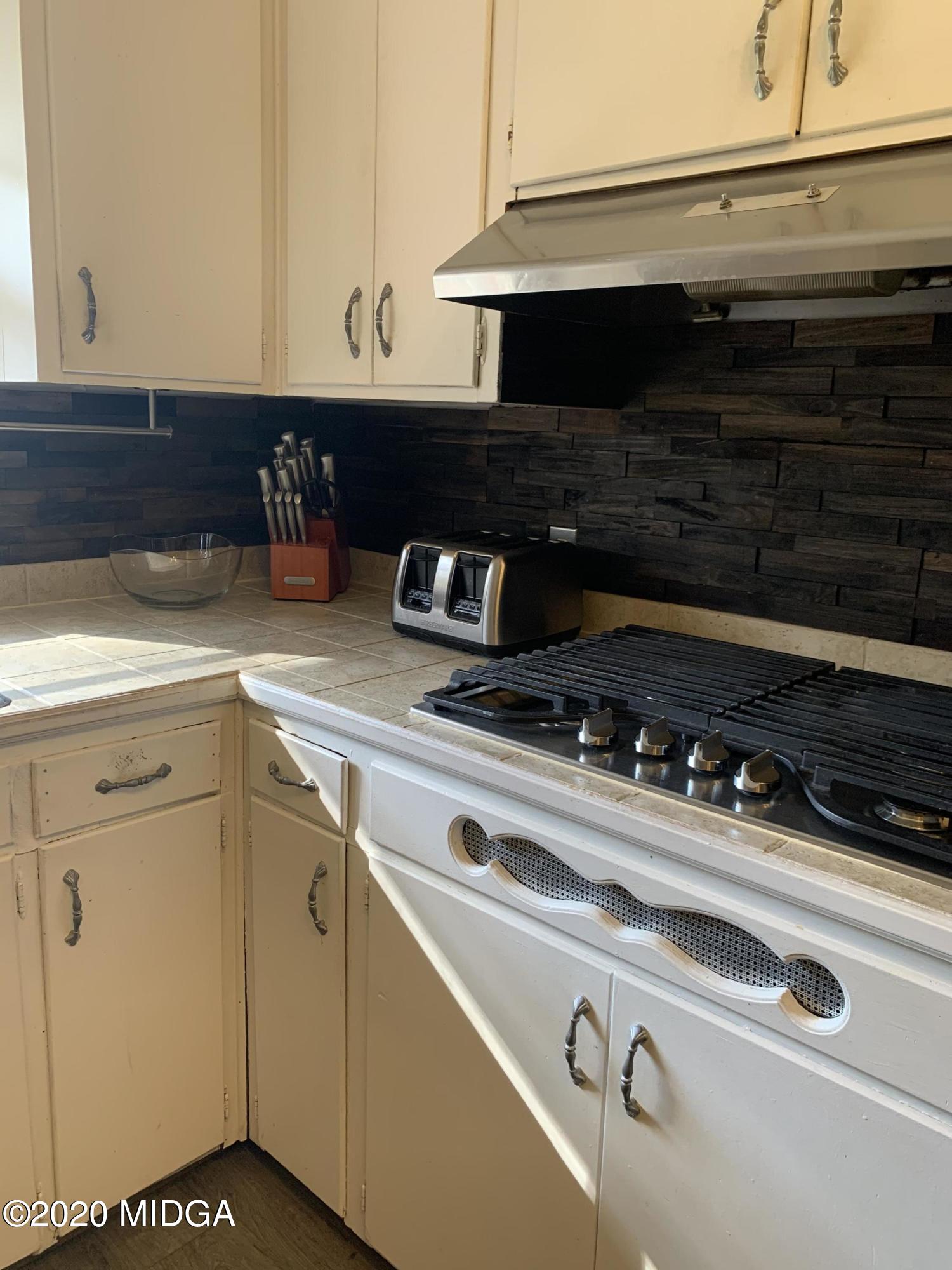 717 Windsor Road Macon, GA 31204 - Photo 11 of 22 Windsor kitchen gas range