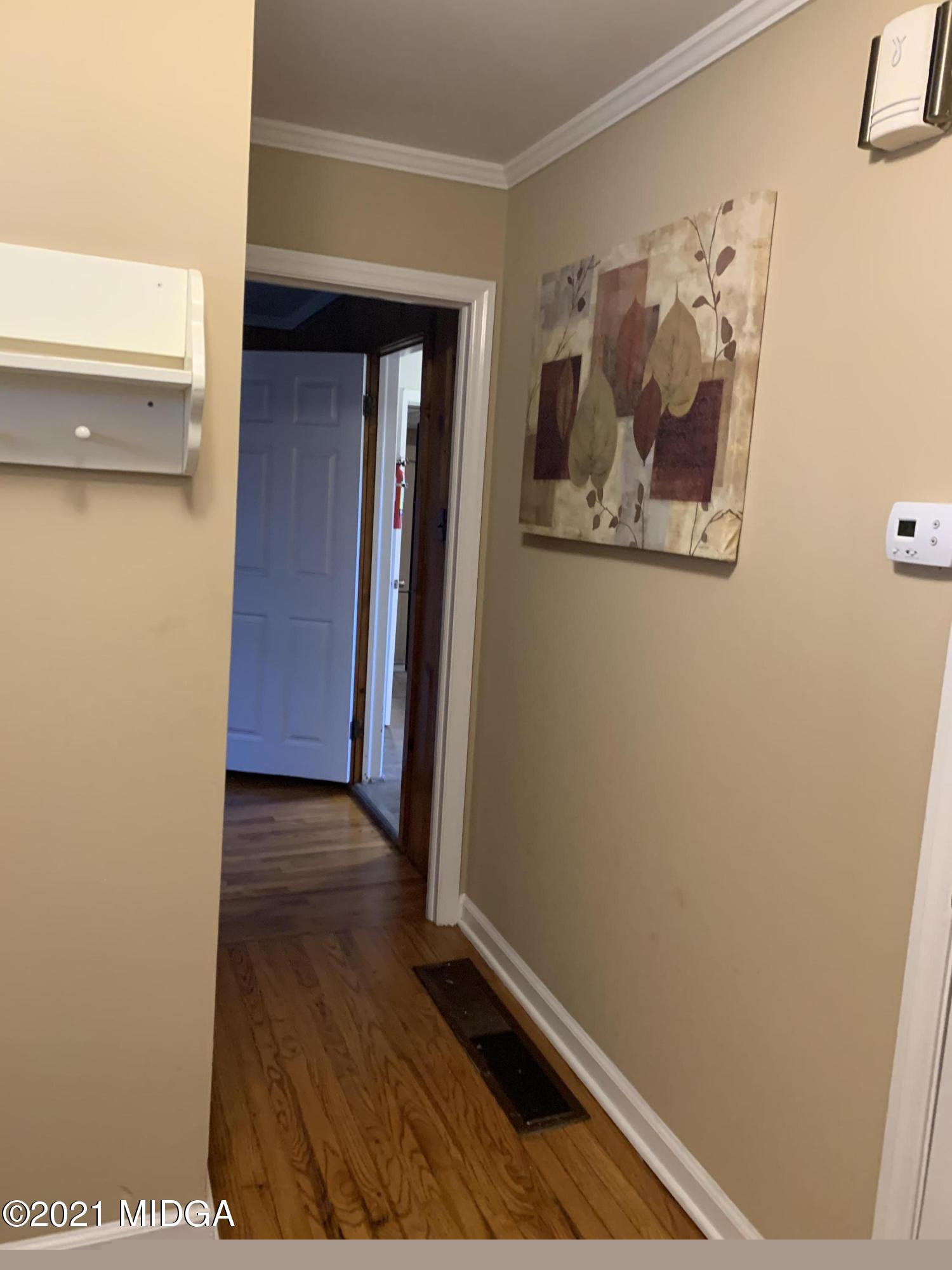 717 Windsor Road Macon, GA 31204 - Photo 19 of 22 Windsor Hallway